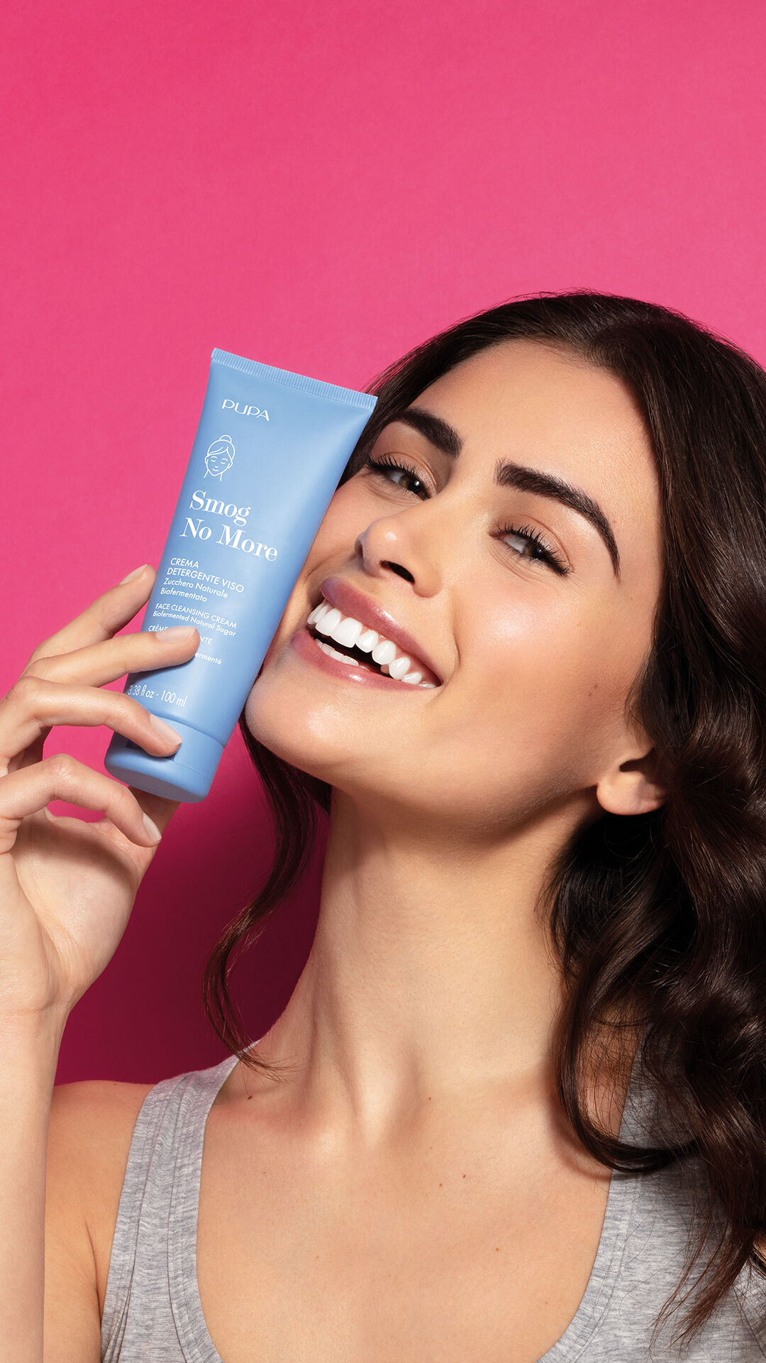 applicazione-del-detergente-viso